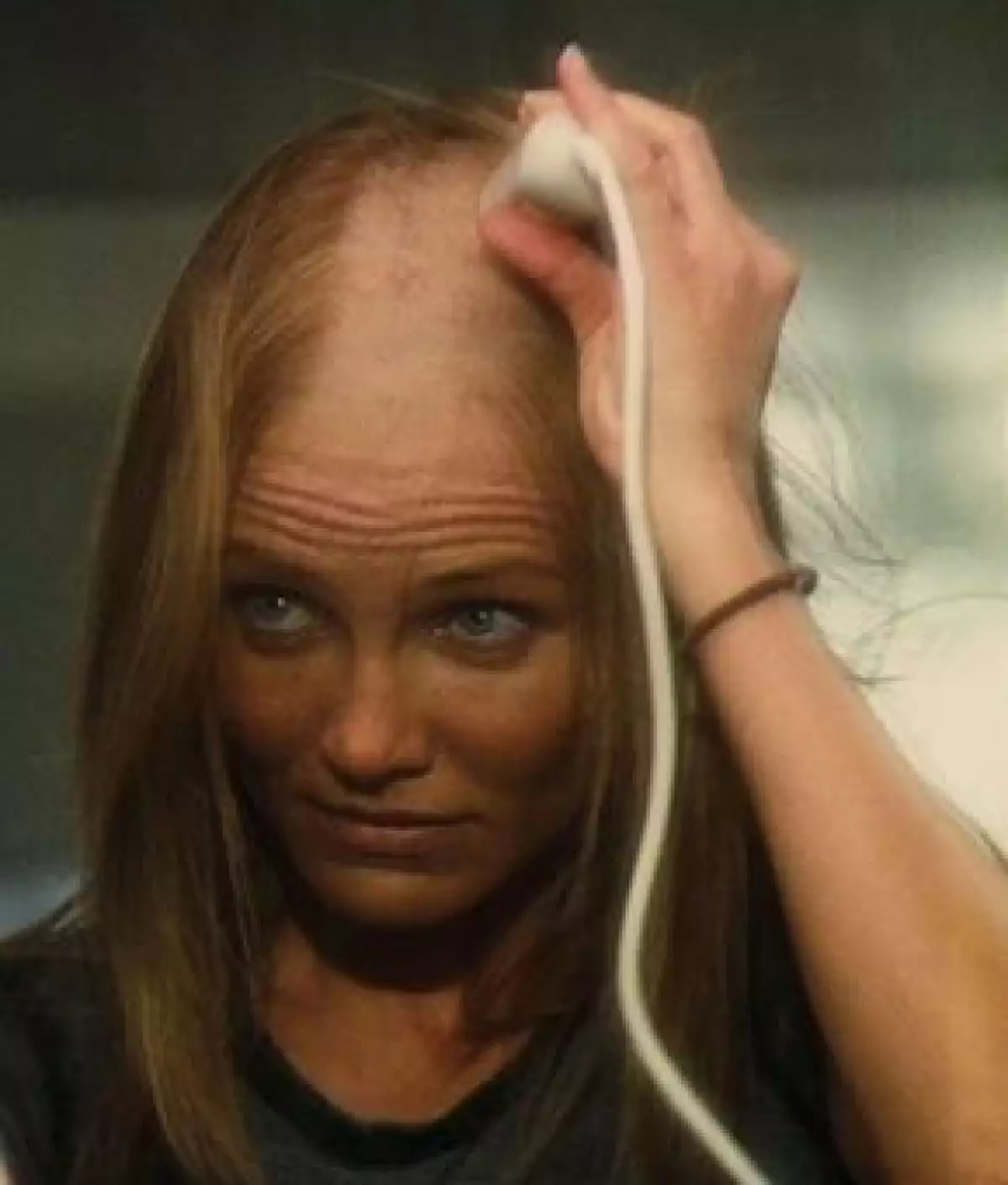 Para la cinta `My Sister's Keeper´, la actriz se deshace de su rubia cabellera para intepretar el papel de una madre solidaria con una de sus hijas que padece cáncer.