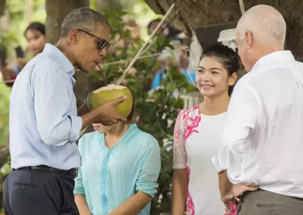 Obama encantó con su carisma en su visita a Laos.
