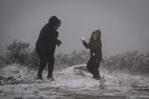 Personas jugando con nieve en la primer nevada del año de la Rumorosa