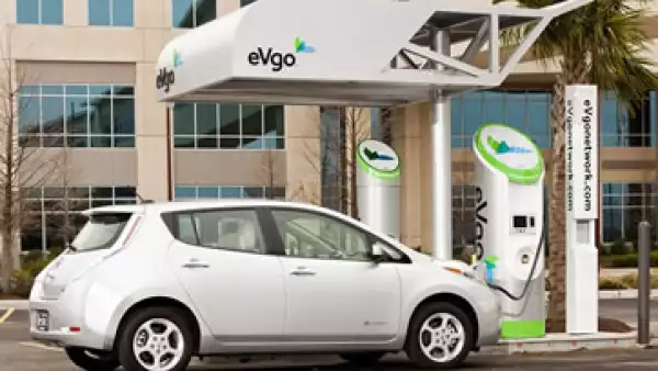 Nissan dijo que los cargadores de regulares podrían ser instalados en centros comerciales, tiendas de autoservicio, y otros sitios(Foto: Cortesía Nissan)