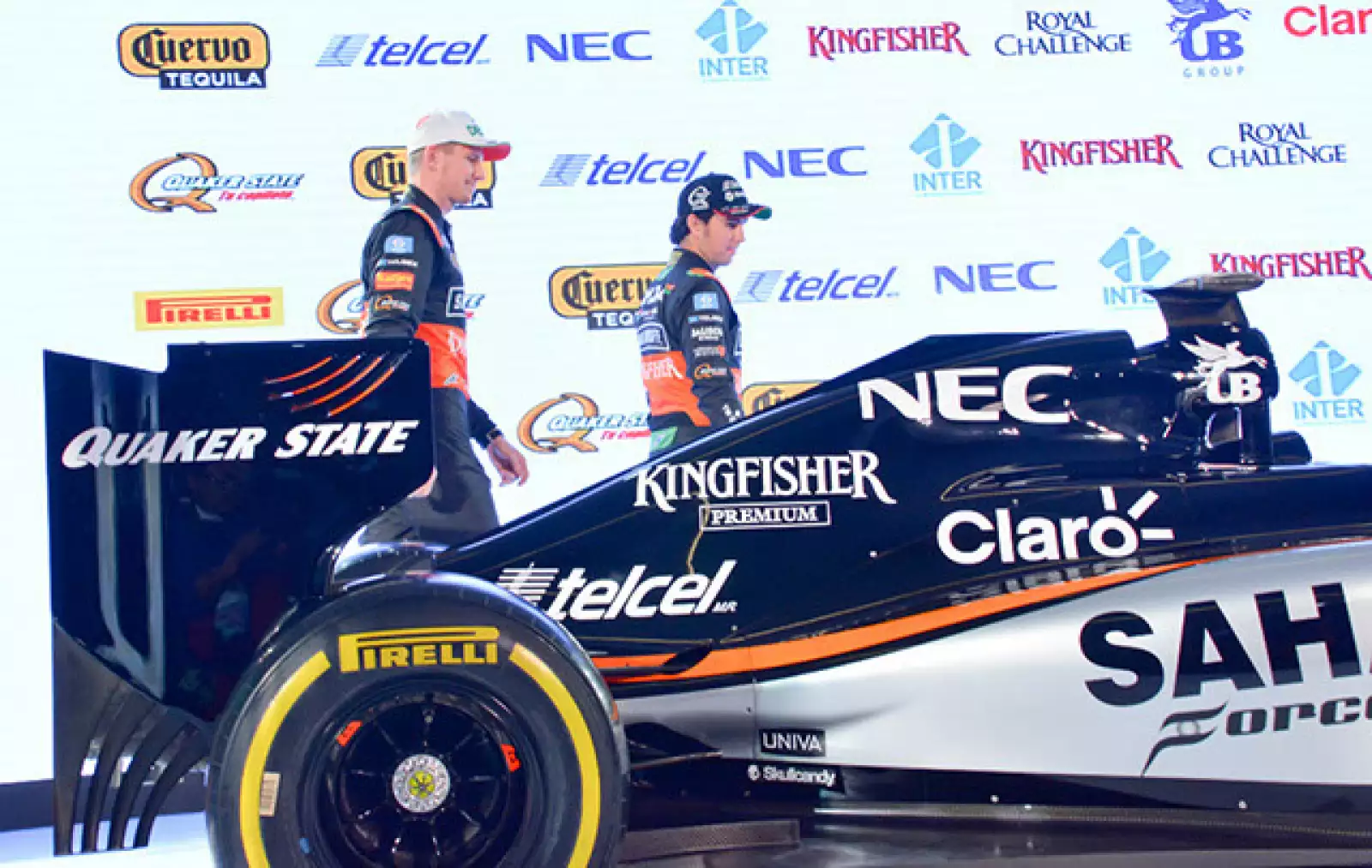 Checo Pérez y Nico Hulkenberg develan el nuevo auto del equipo Sahara Force India.
