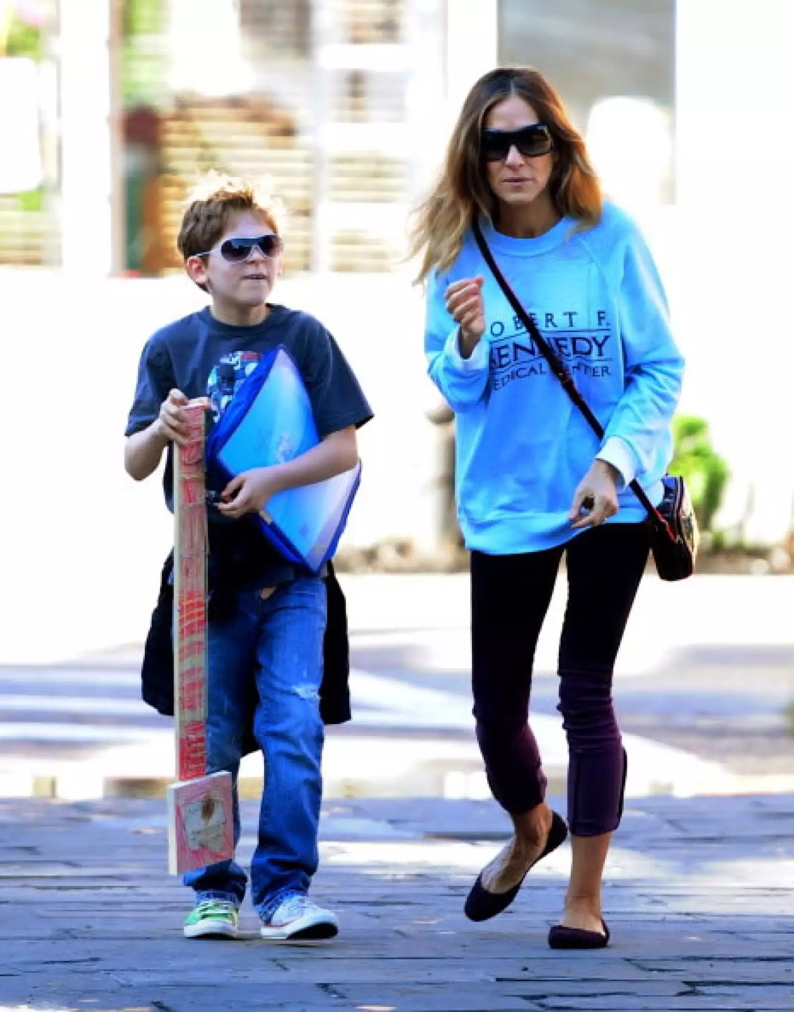 Sarah Jessica Parker con su hijo James Wilkie Broderick de regreso de un día de clases.