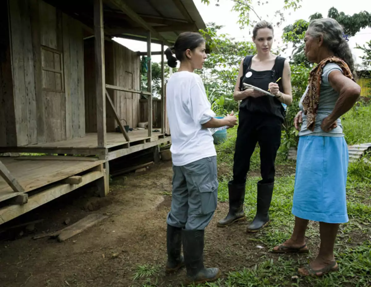 La actriz estadounidense llegó de improviso el domingo a la sede de la Cancillería ecuatoriana en Quito, donde conversó con el ministro de Relaciones Exteriores, Ricardo Patiño.