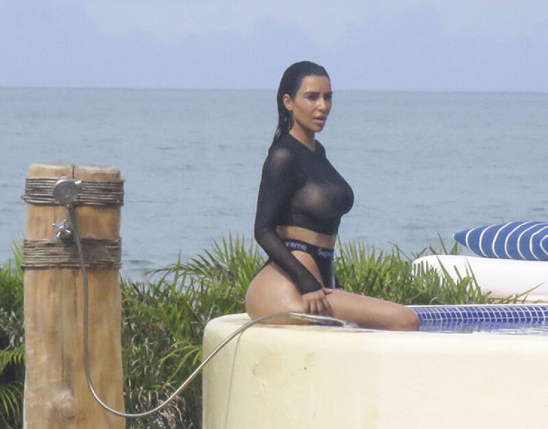Paparazzi lograron captar a la esposa de Kanye West luciendo un top transparente que dejó a las vista sus nipples mientras posaba en una sesión fotográfica.