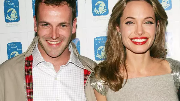 Jonny Lee Miller y Angelina Jolie.