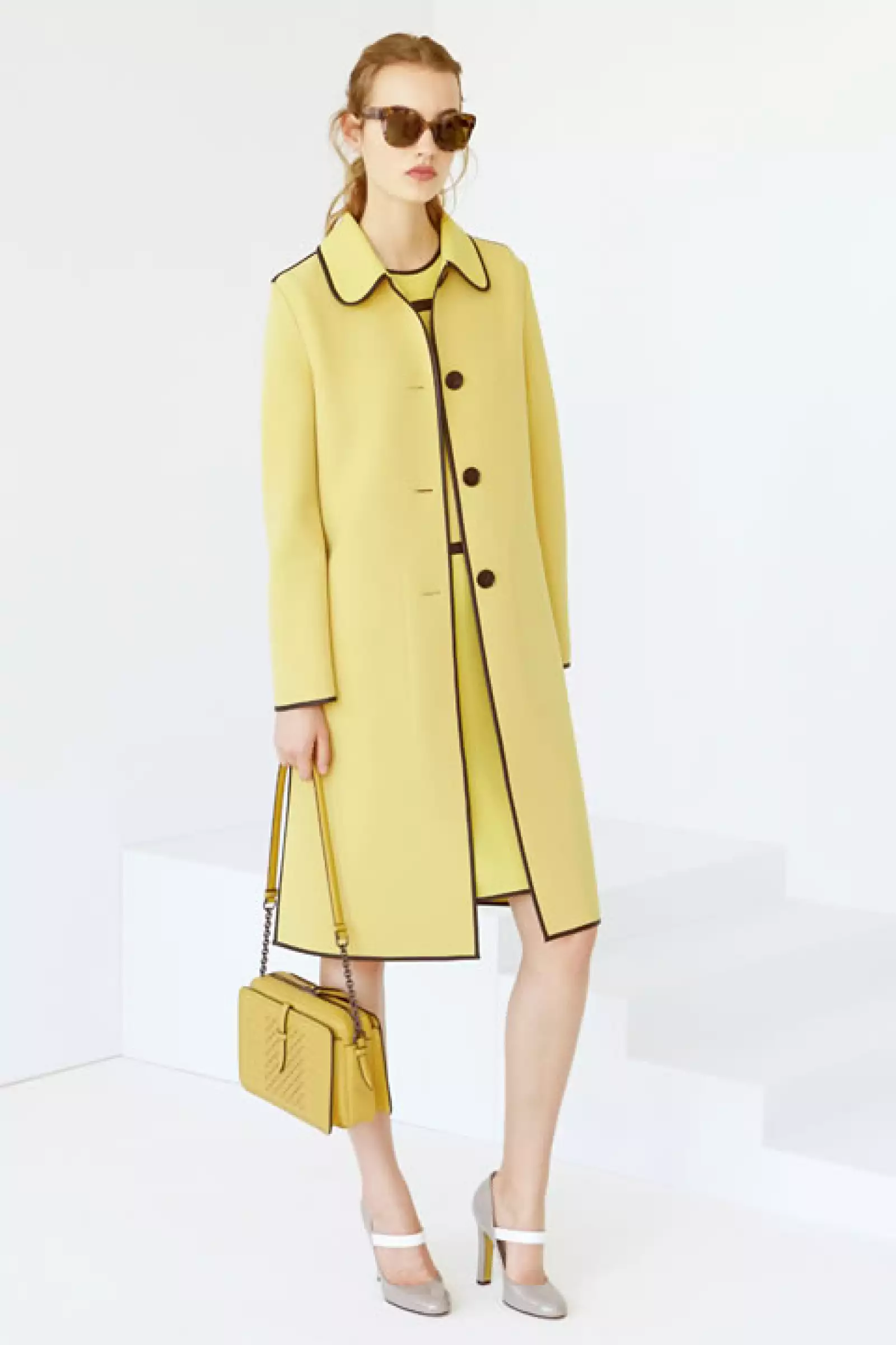 Los bordes de color en los abrigos dan ese aire característico de los años 70.