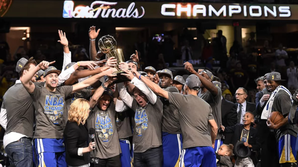 Los Warriors de Golden State celebran su primer título en 40 años de sequía para los representantes de Oakland