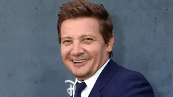 Jeremy Renner asiste a su primera alfombra roja desde su accidente