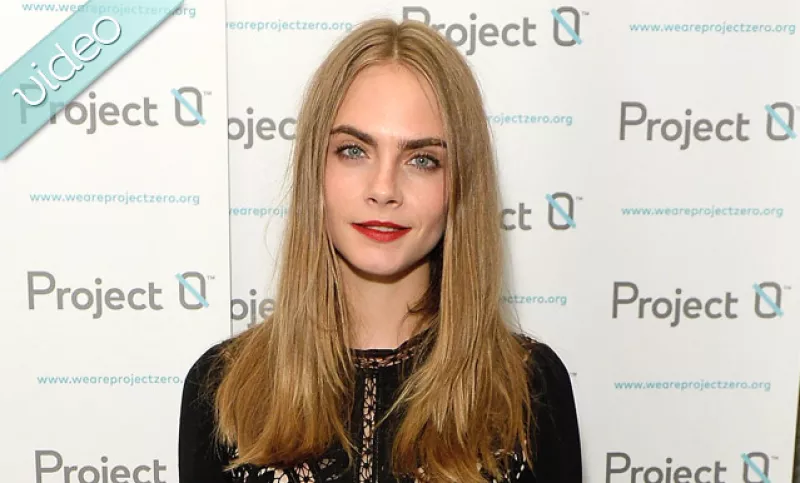 La actriz y modelo visitó a James Corden en su show y lo enfrentó en un divertido y un poco alterado duelo de rap.