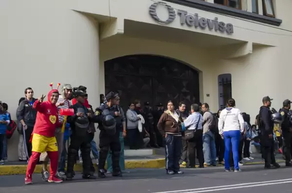 Varias personas aguardaban fuera de los foros de la televisora a la espera del cuerpo del comediante.