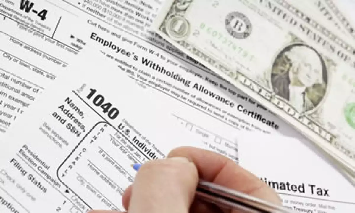 Los estadounidenses más acaudalados pagan pocos impuestos porque sus ingresos no provienen de salarios y pueden pagar contadores para sortear el código fiscal. (Foto: Getty Images)