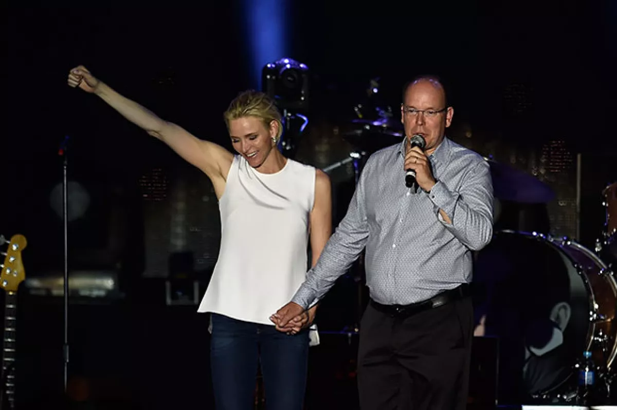Charlene y Alberto fueron los encargados de presentar a Robbie Williams.