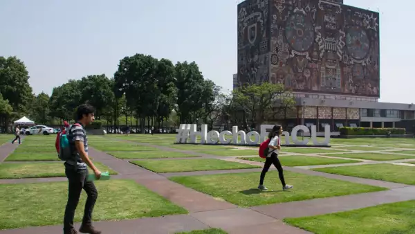CIUDAD DE MÉXICO, 20MAYO2019.- Cientos de alumnos  de la Universidad Autónoma de México, regresaron a clases la mañana de este lunes, luego de cuatro días de contingencia ambiental extraordinaria y dos de suspensión de clases debido a la mala calidad en el aire de la ciudad. 
FOTO: ROGELIO MORALES /CUARTOSCURO.COM