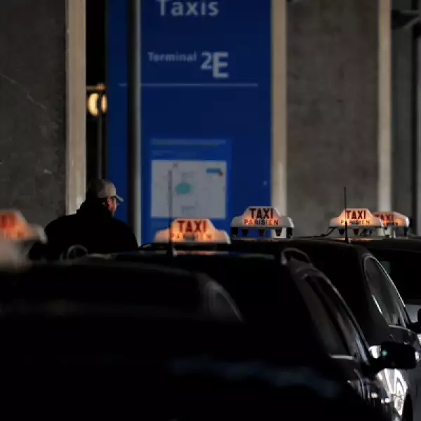 En la ‘capital del amor’, más allá del color, que puede variar, lo tradicional es el copete de los autos con el texto: TAXI PARISIEN