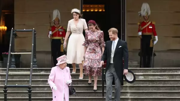 Princesa Eugenia, princesa Beatriz, príncipe Harry y la reina Isabel II