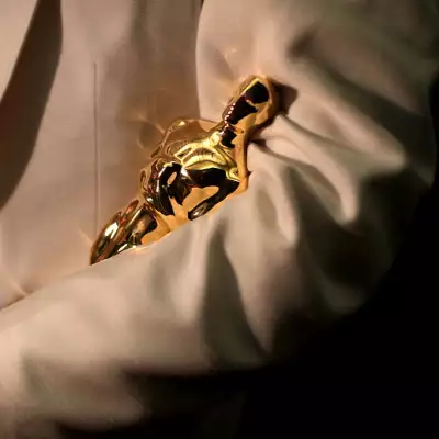 Foto de una estatuilla de los premios Oscar de cerca