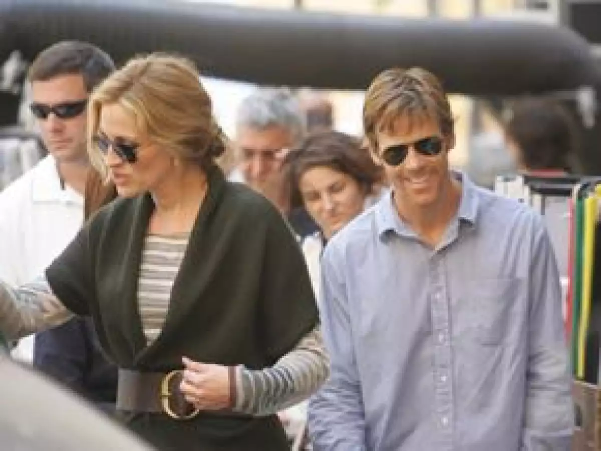 La actriz se encuentra rodando su nueva película, ‘Fat, pray, love’, en Nápoles, ahí estuvo acompañada por su esposo.
