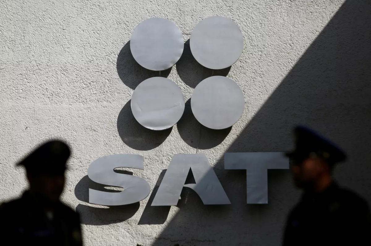 cómo sacar una cita en el SAT por teléfono o internet (policías resguardan las oficinas del SAT)