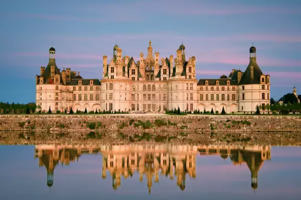 Vista del castillo Chambord reflejado en un lago artificial al frente