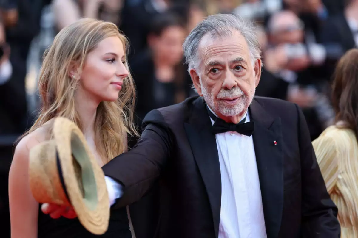 foto de Francis Ford Coppola en Cannes 2024 acompañado de su nieta Romy Mars.