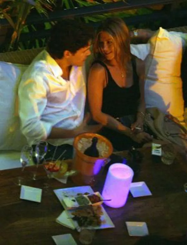 Existen rumores sobre una futura boda con John Mayer, la prensa estadounidense comenta que el músico ha diseñado un anillo de compromiso que le entregará a Jen muy pronto. (Foto: Archi