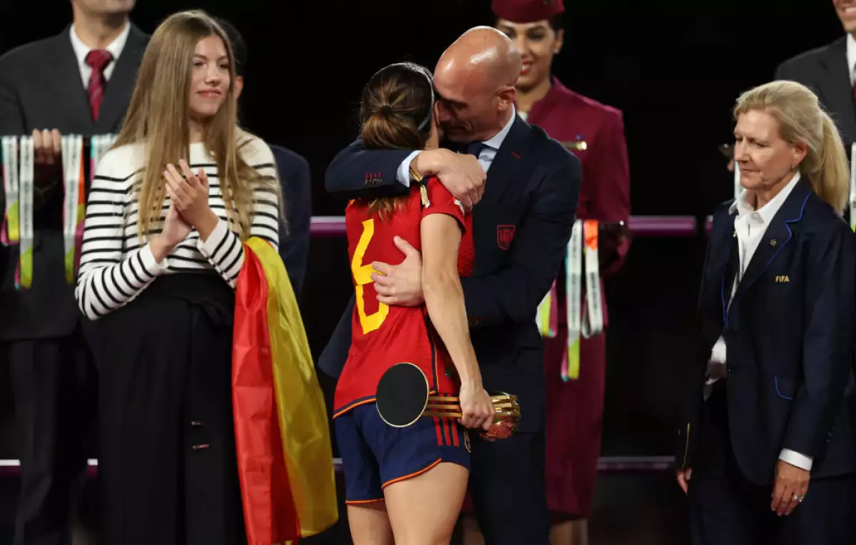 Luis rubiales besa a Jenni Hermoso