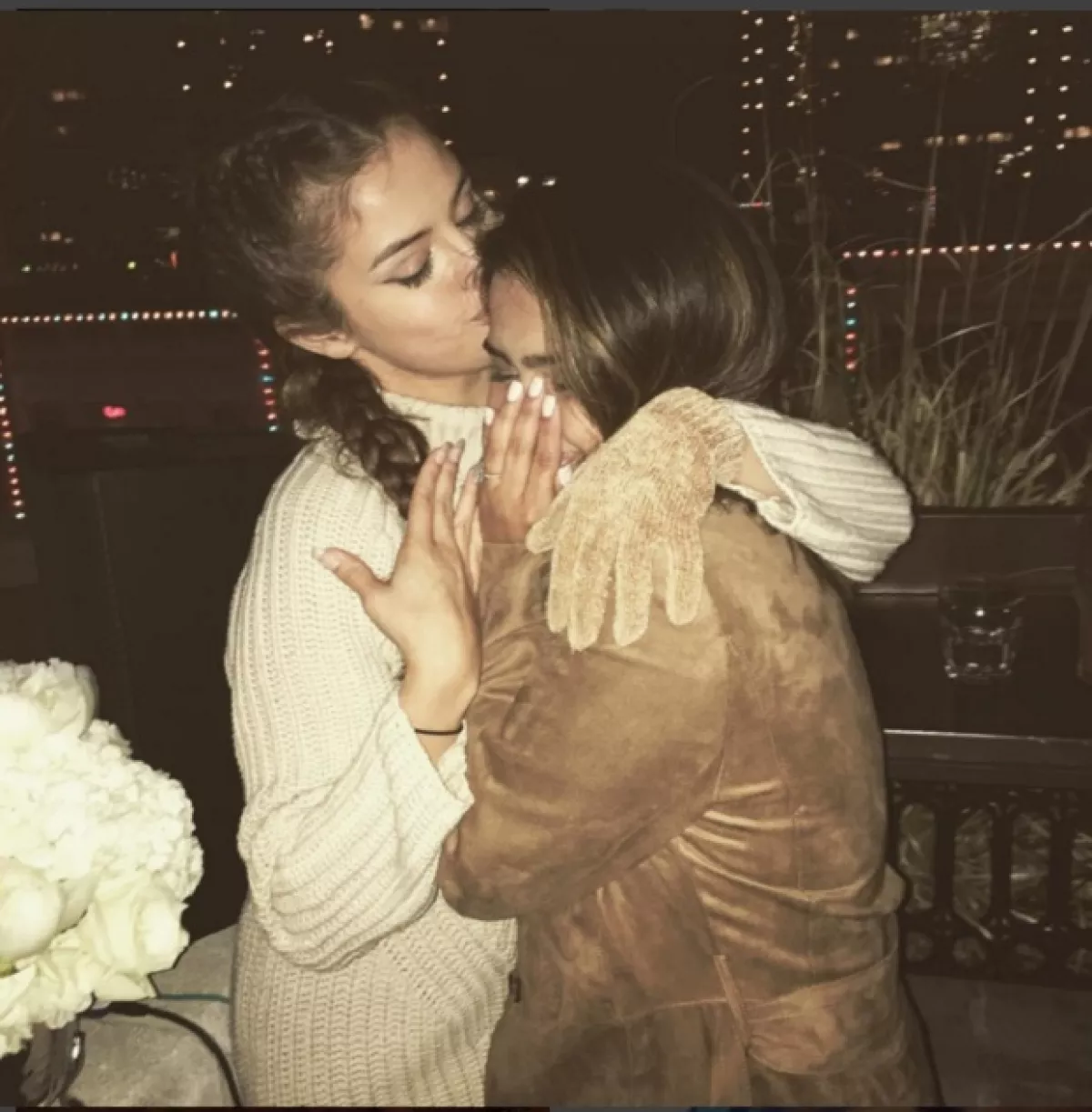 La cantante es la dama de honor de su mejor amiga y prima, con quien festejó su compromiso en Texas.