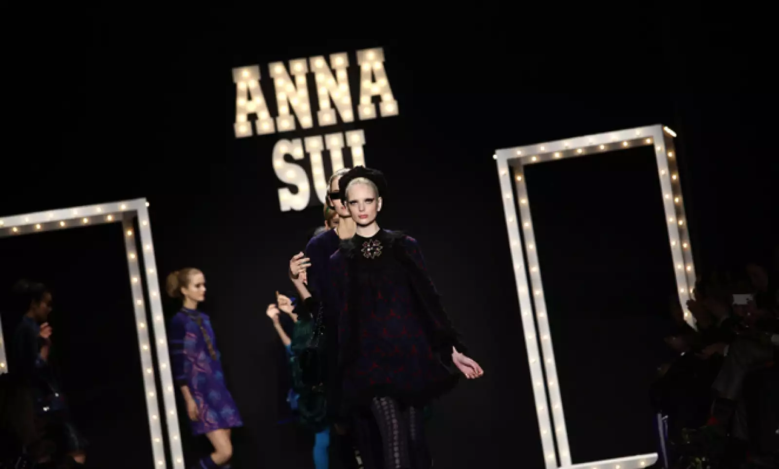 Modelos salen a la pasarela para mostrar las creaciones de la diseñadora estadounidense Anna Sui.