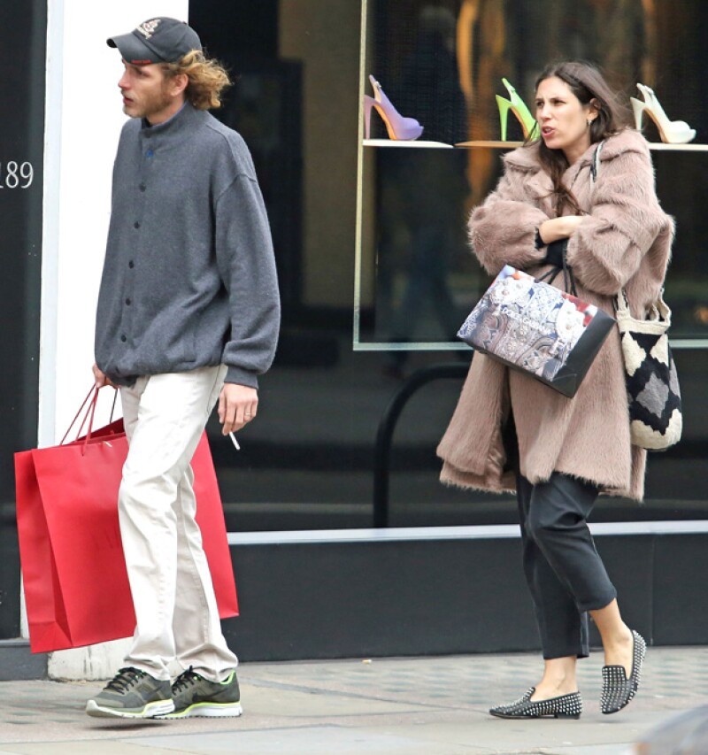 Falta muy poco para que nazca el próximo integrante de la familia Casiraghi. Así se dejó ver el hijo de la princesa Carolina de Mónaco con su esposa en su último mes de embarazo en Londres.
