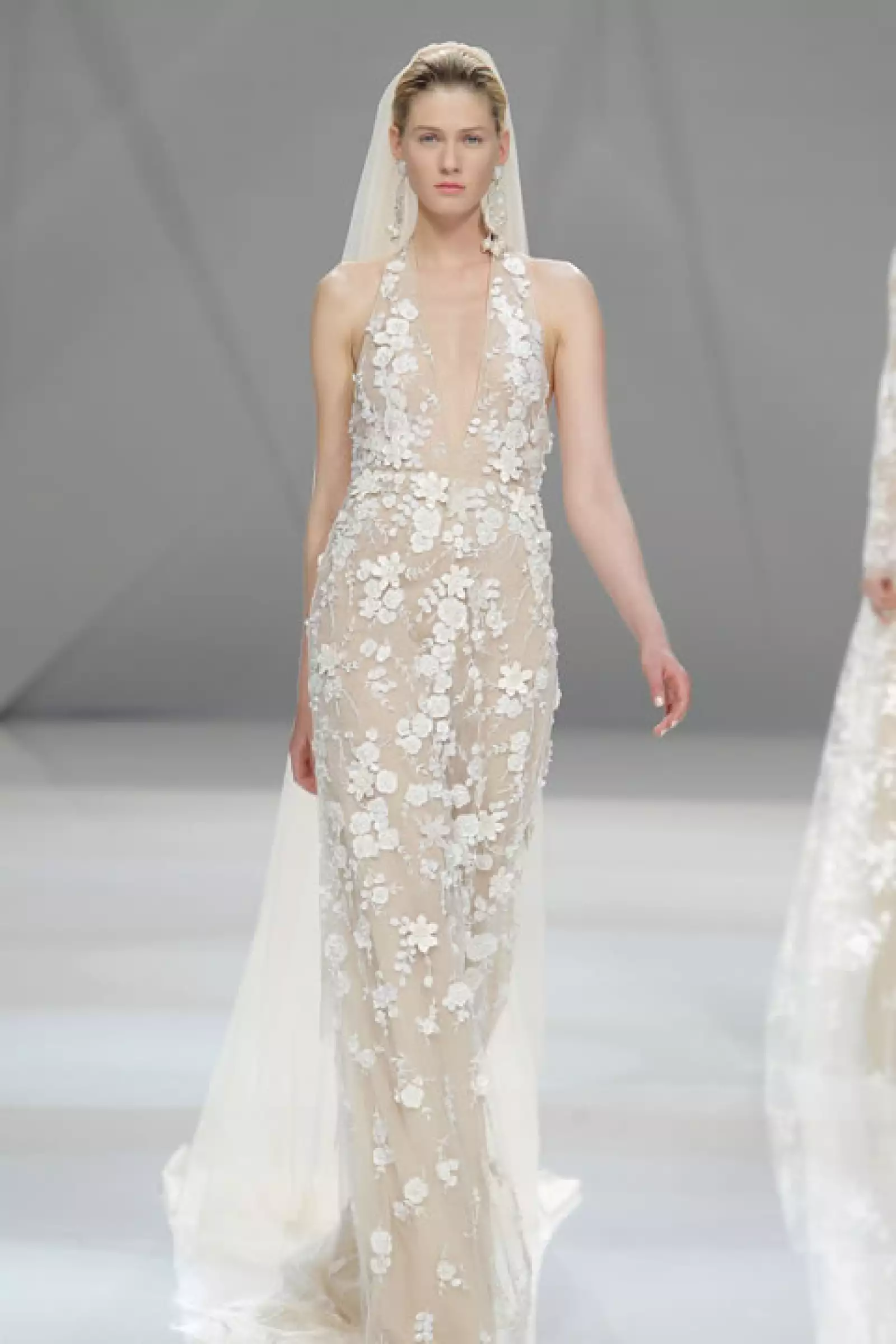 Vestido halter tejido a mano con aplicaciones de flores de organza.