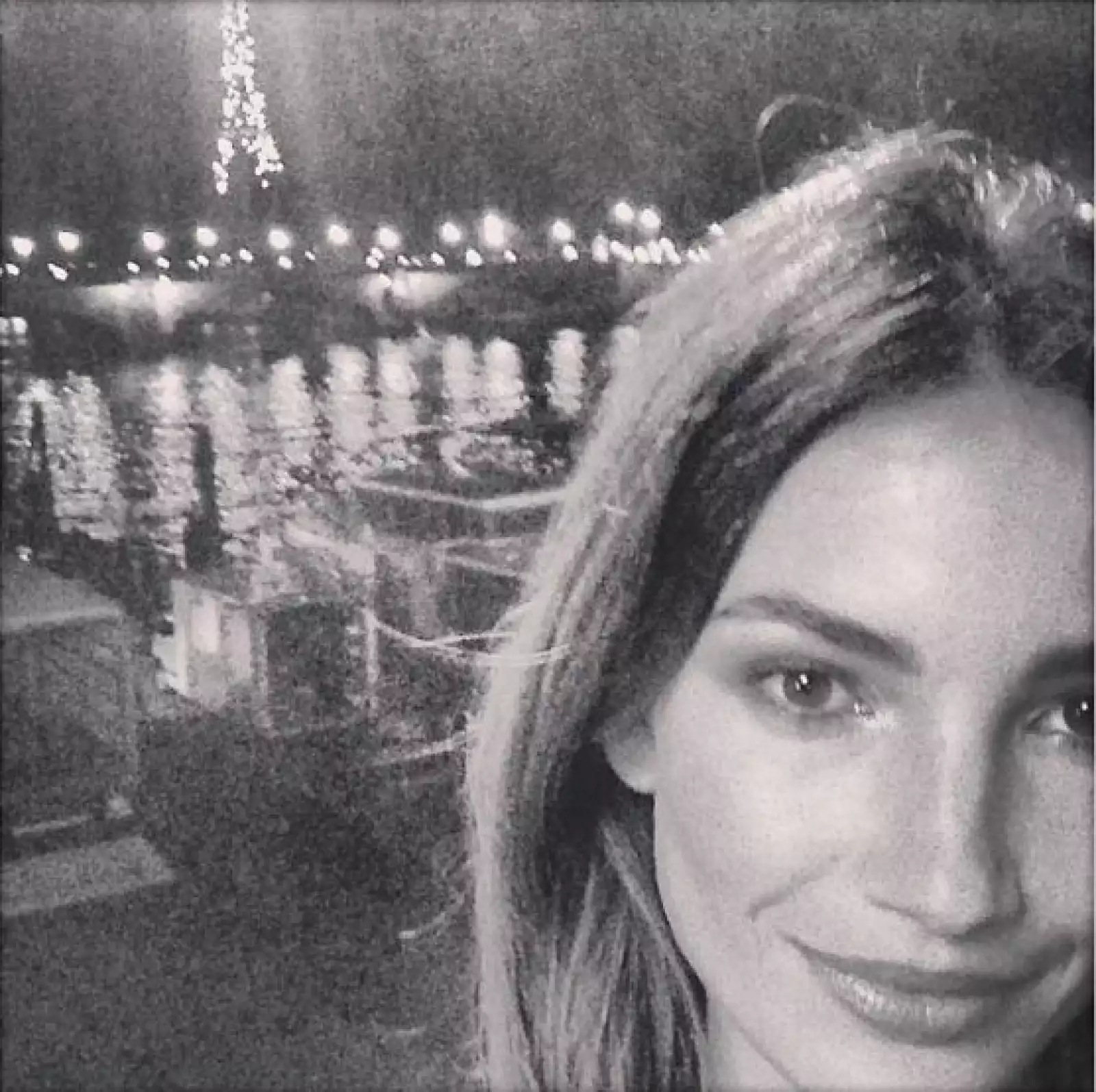 Lily Aldridge, al fondo la Torre Eiffel.