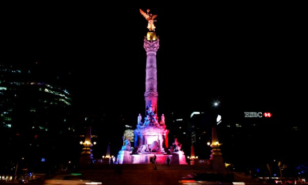 México y el resto del mundo se congració ante lo sucedido en París, iluminando sus edificios principales con los colores de la bandera francesa.