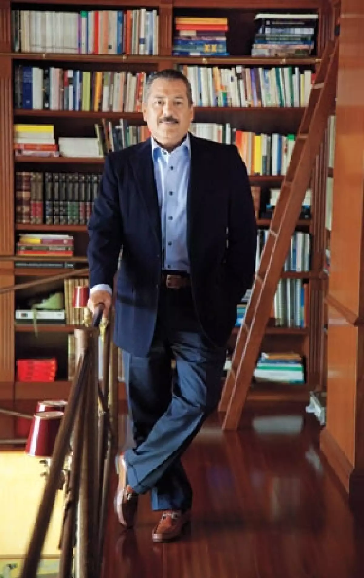 EN SU BIBLIOTECA. Su colección incluye libros de Carlos Salinas.