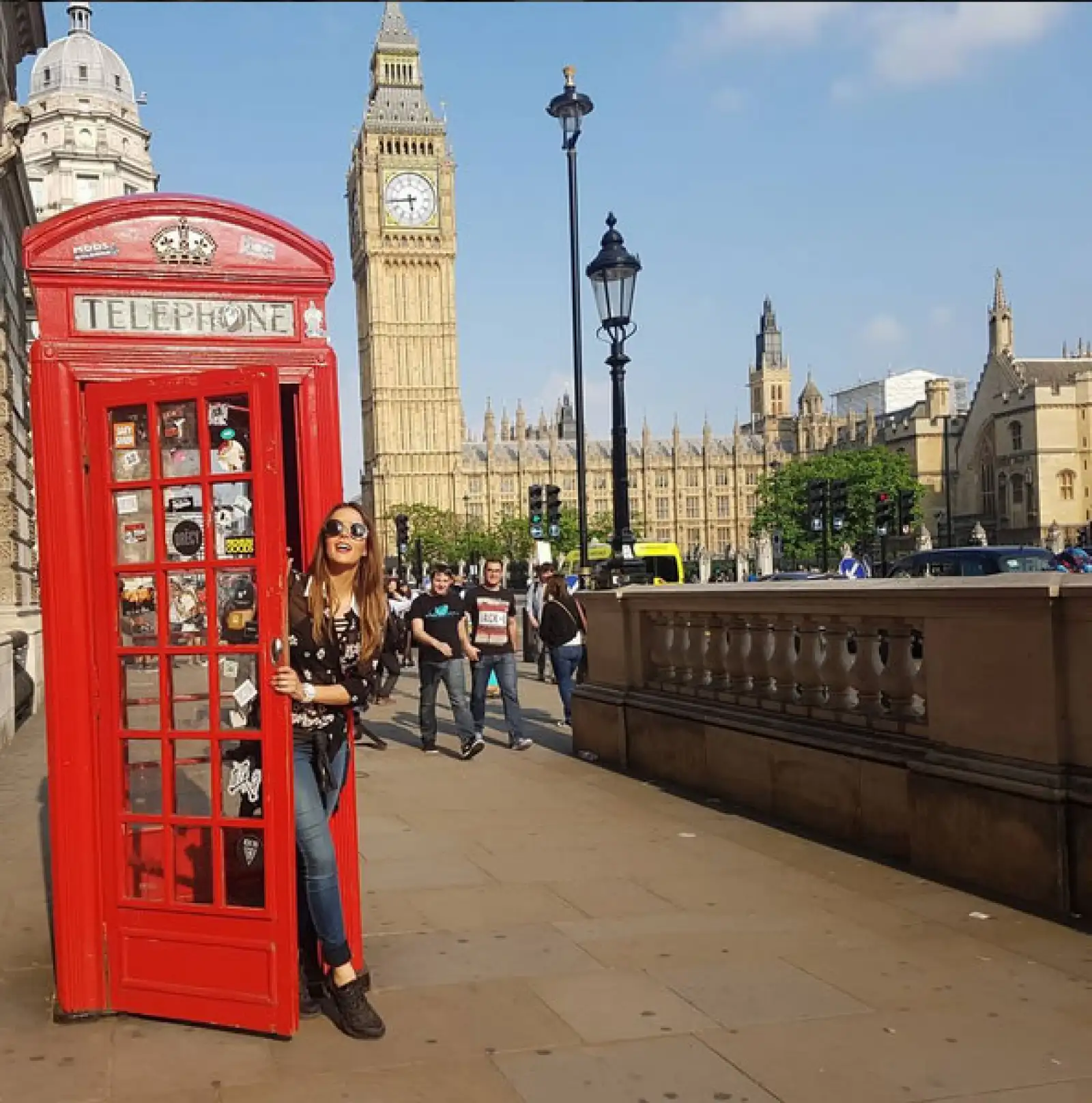 La actriz se tomó las típicas fotos en su estancia en la capital inglesa.