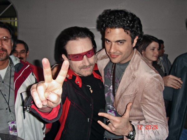 Bono con Jaime Camil en 2006