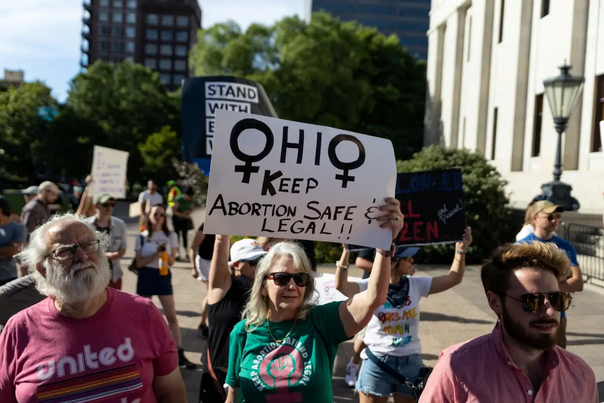 Un manifestante por el derecho al aborto sostiene una señal para mantener el aborto seguro en Ohio en un mitin en Columbus, Ohio, después de que la Corte Suprema de los Estados Unidos fallara en el caso de aborto Dobbs contra la Organización de la Salud de la Mujer, anulando la histórica decisión de aborto Roe v Wade, el 24 de junio de 2022.