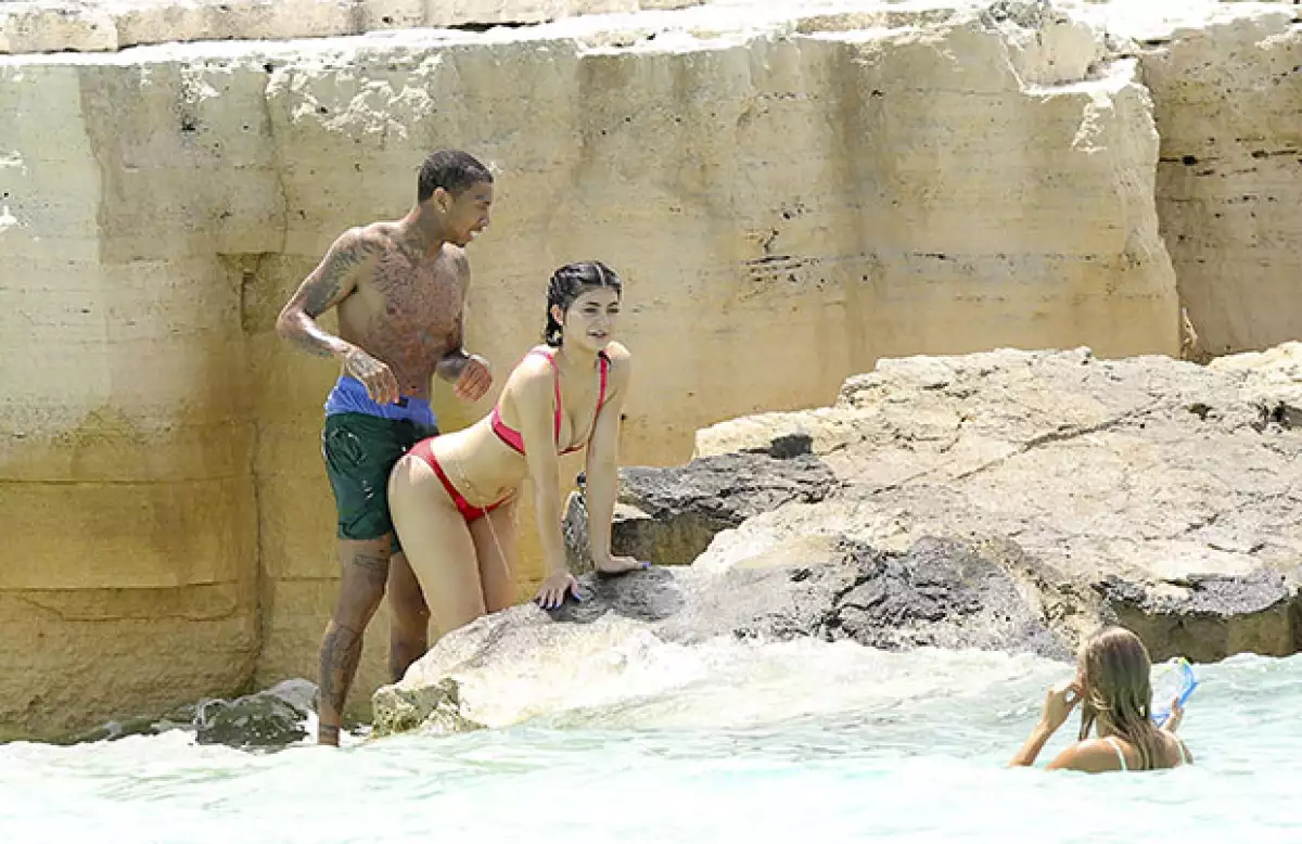 Kylie Jenner y Tyga fueron captados en atrevidos acercamientos.