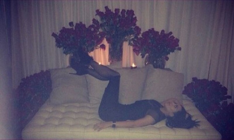Kim fue sorprendida por su prometido con mil rosas rojas después de su concierto en Baltimore.