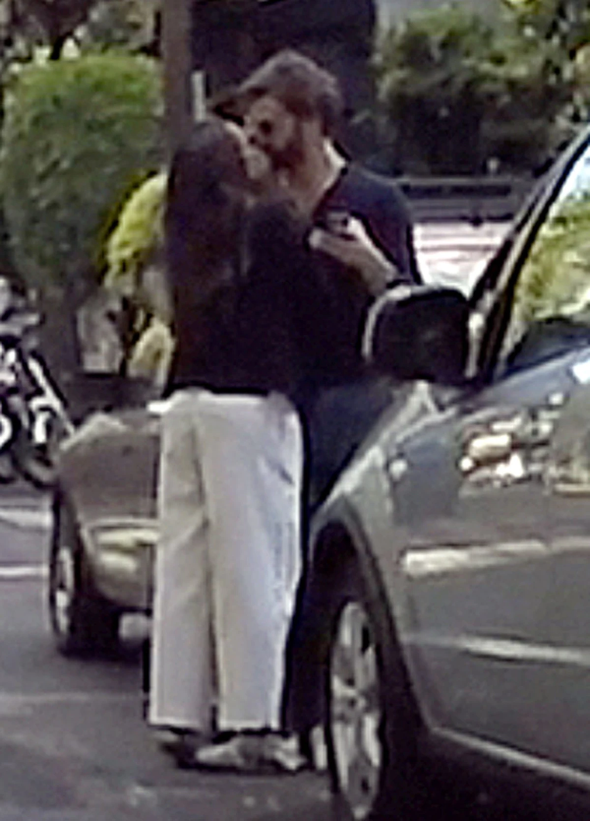 Aunque se supo de su relación desde febrero, no habían fotos de la pareja en actitud cariñosa en público, parece que ahora están más relajados que nunca.
