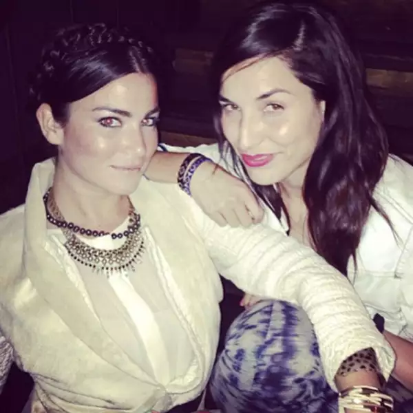 Victoria juega con varios elementos, como un peinado súper original y lo classy en su atuendo.