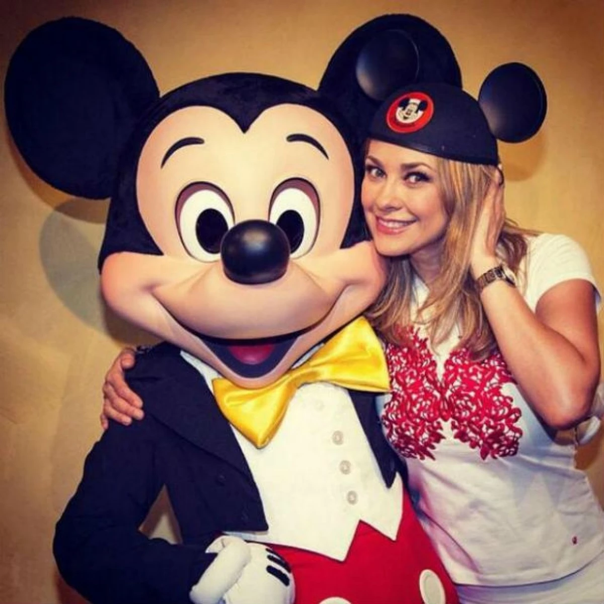 Aprovechando su descanso de las grabaciones de “Los Miserables”, la actriz aprovechó para llevar a sus hijos Miguel y Daniel a disfrutar de Disneyland.