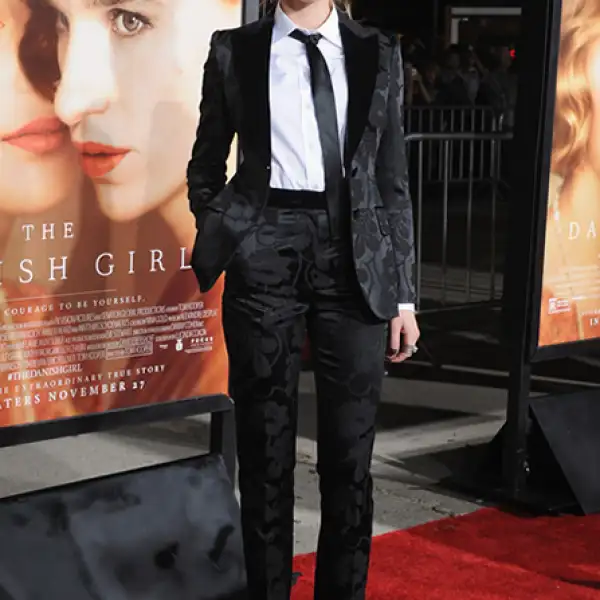 Le decimos sí al traje sastre de la actriz y esposa de Johnny Depp. Llegó a la premiere de The Danish Girl en LA con un total look de Dolce & Gabbana, el cual complementó con pumps negros, smokey eyes en tonos metálicos y un messy bun.