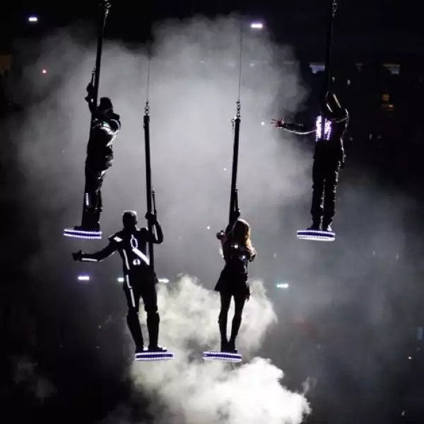 En el espectáculo de medio tiempo, Black Eyed Peas impactó con su entrada.