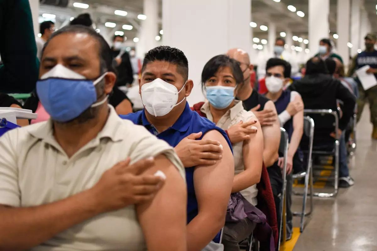 Personas esperan a recibir su vacuna contra el COVID; ahora será la segunda dosis para personas de 30 a 39 años en Iztacalco e Iztapalapa
