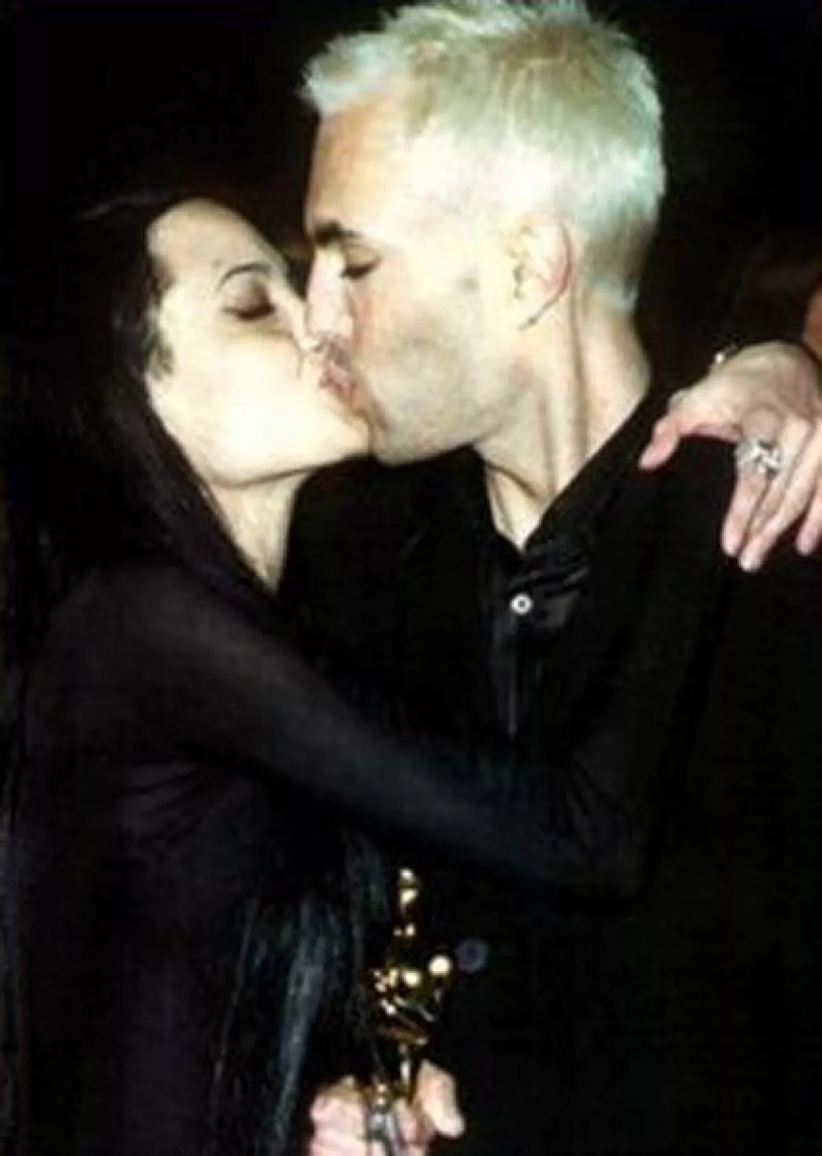 Angelina Jolie dio de qué hablar luego de que le plantó un beso a su hermano James Haven, en la 72 edición de los Oscar.
