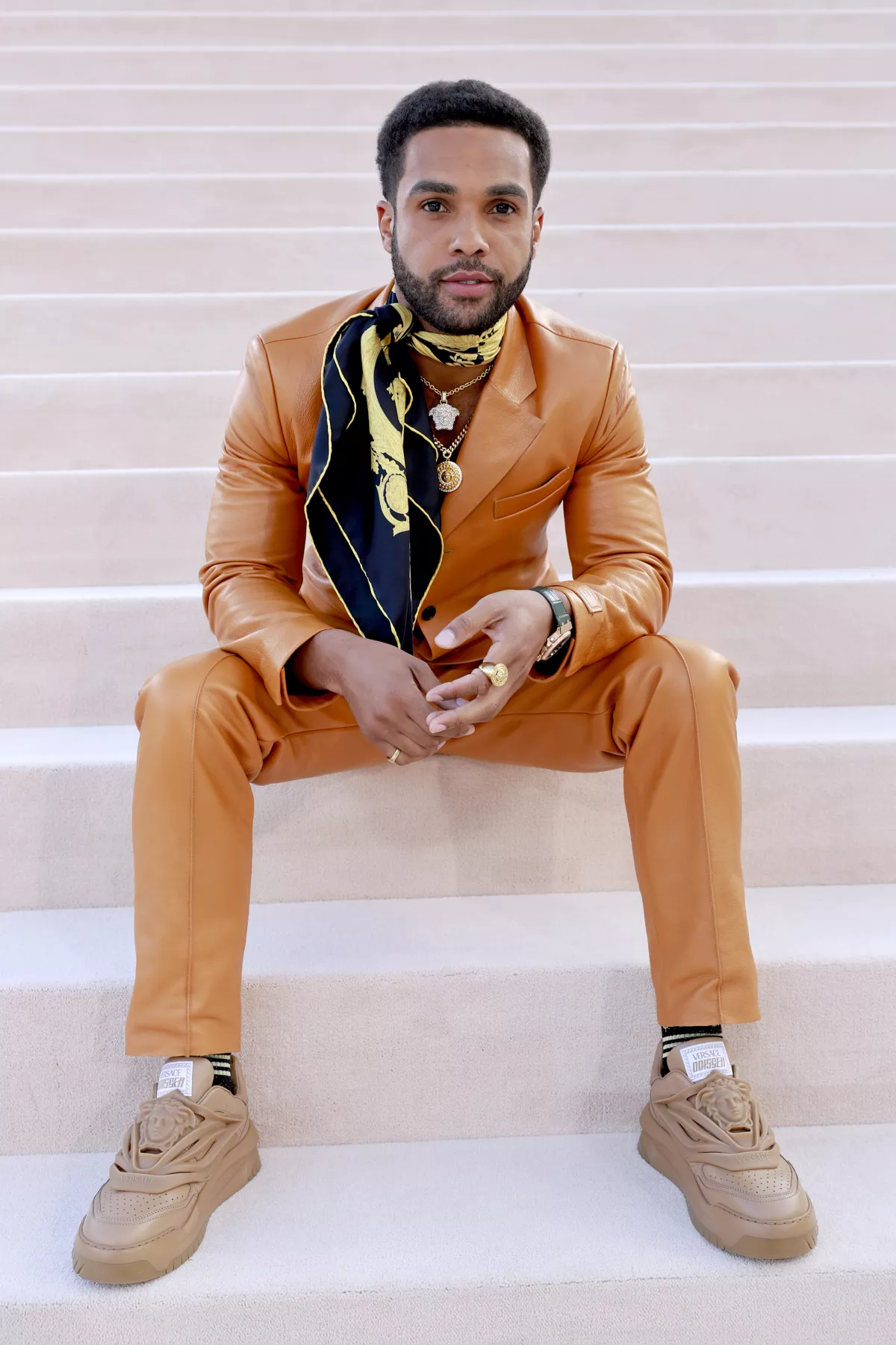 Lucien Laviscount de Emily in Paris en el front row de Versace. 