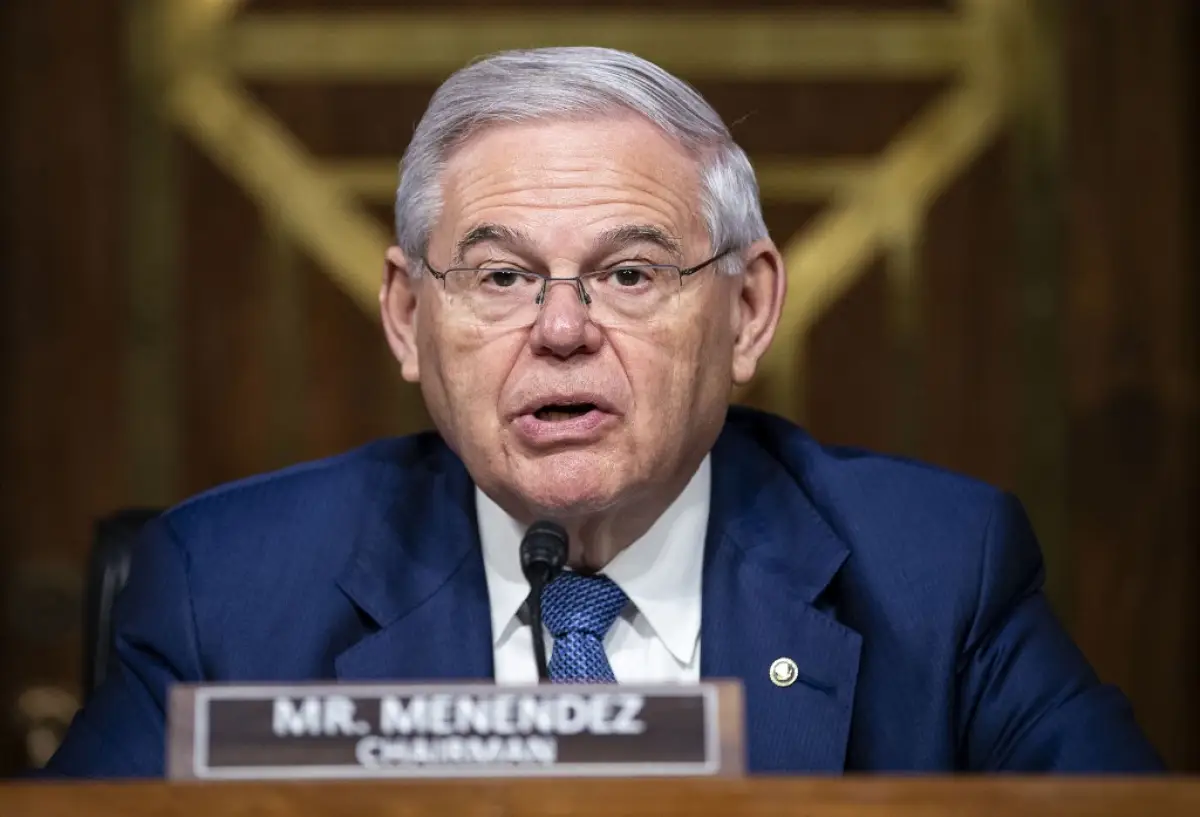 El senador estadounidense Robert Menéndez, presidente del Comité de Relaciones Exteriores del Senado, habla durante una audiencia sobre la "Revisión de la solicitud de presupuesto del Departamento de Estado del año fiscal 2023", en Washington, DC, el 26 de abril de 2022.