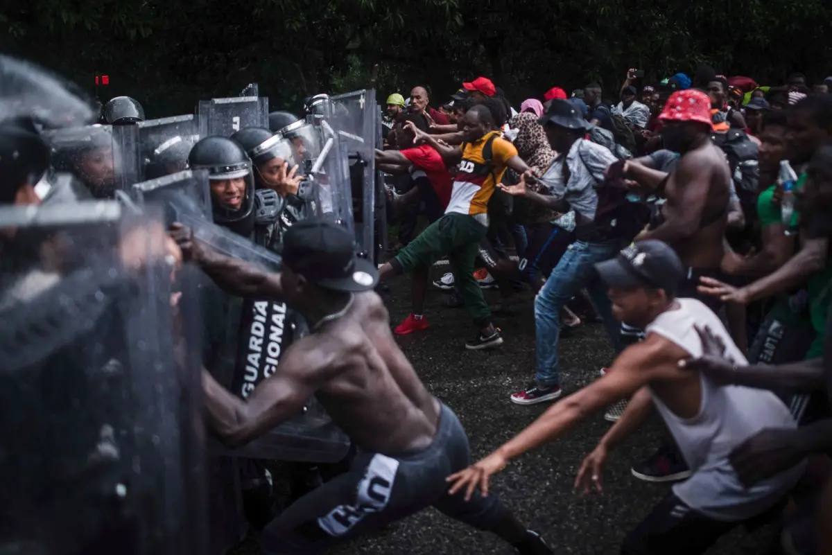 Un grupo de aproximadamente 400 migrantes, provenientes en su mayoría de Honduras, Venezuela, El Salvador y Haití, improvisaron una caravana con rumbo al norte del continente.