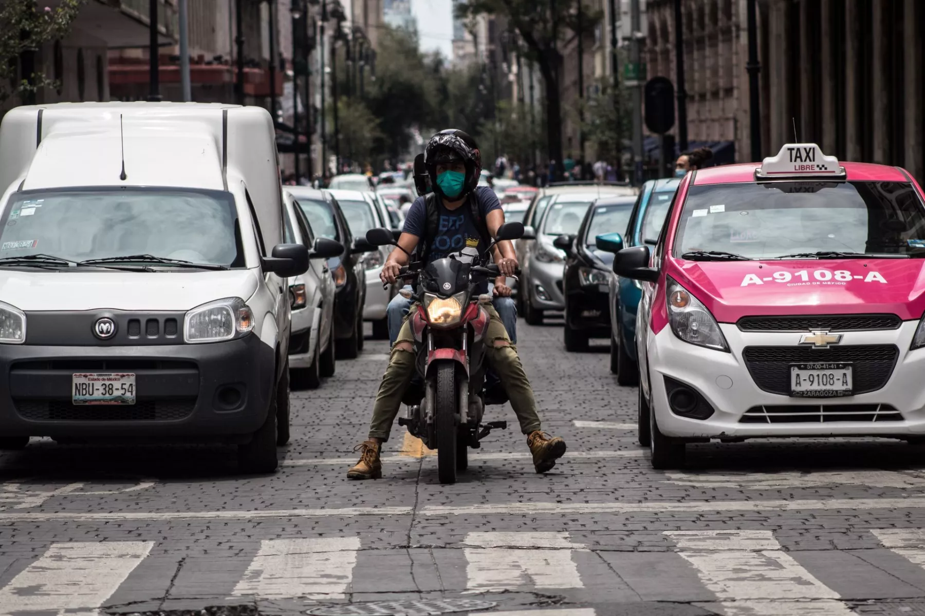 Luego de que el semáforo epidemiológico cambiara de rojo a naranja, se ha registrado un incremento de tránsito en las calles del Centro de la Ciudad de México.