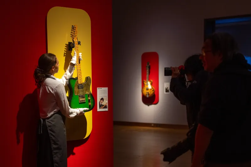 Dos guitarras emblemáticas de exintegrante de The Smiths alcanzaron cifras millonarias en subasta